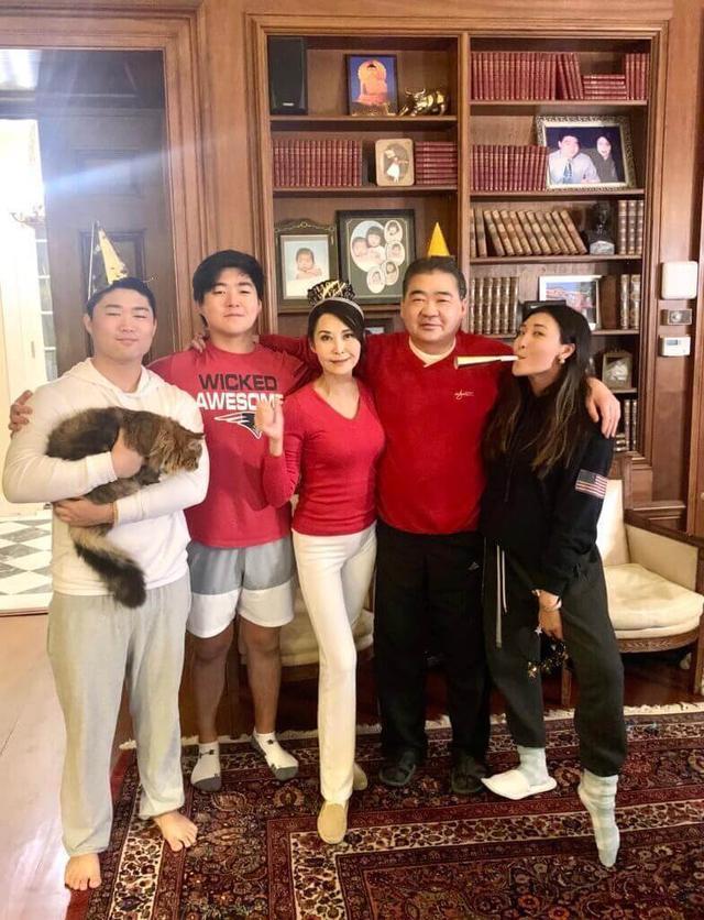 叶玉卿|叶玉卿富商丈夫破产后首度露脸，携子女出海钓鱼，胡子花白略显苍老