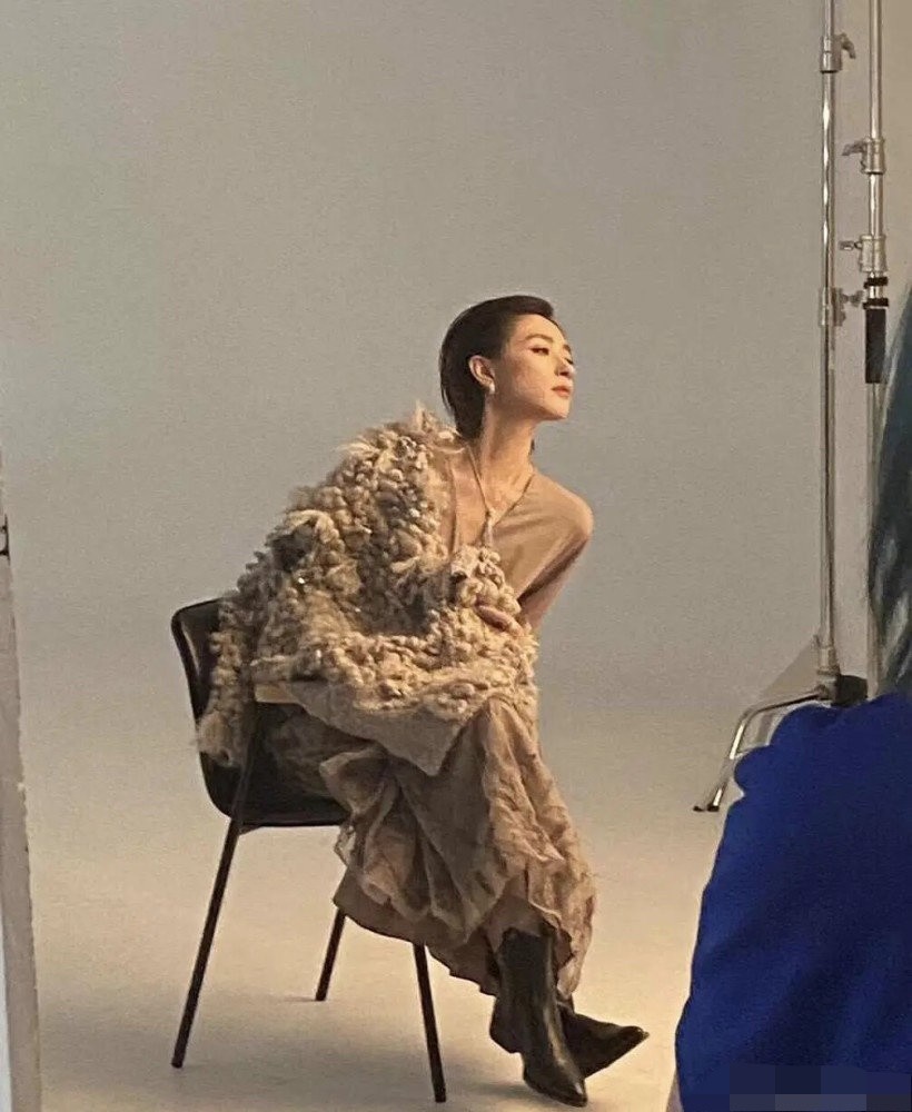 万茜|万茜受伤后首复工，现身影棚拍写真，小细节看出她有多敬业