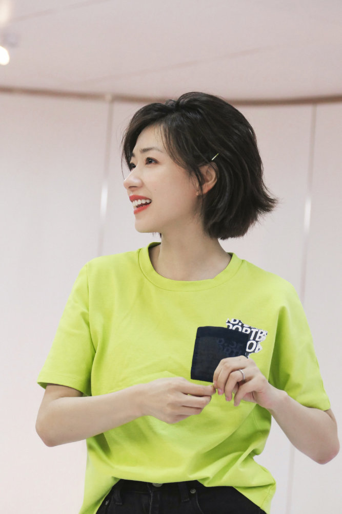 万茜|万茜受伤后首复工，现身影棚拍写真，小细节看出她有多敬业