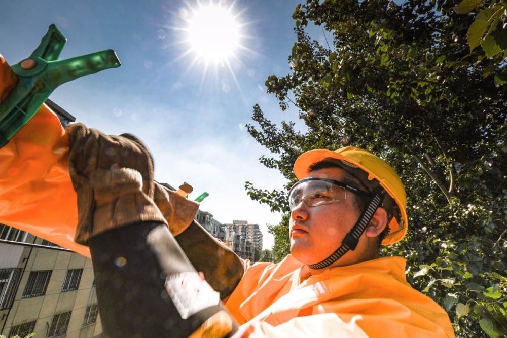 昌平区|顶烈日一身橡胶绝缘服，这些人只想着居民用电有保障