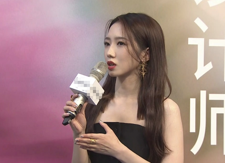 王丽坤|王丽坤和孟美岐戴同款耳饰，一个青春有活力，一个知性又优雅