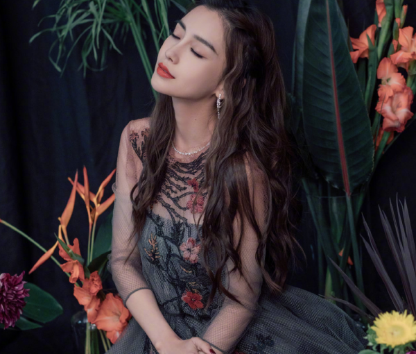 angelababy|杨颖被称品牌亲闺女？活动造型却与同场嘉宾相差太远，她做错了什么