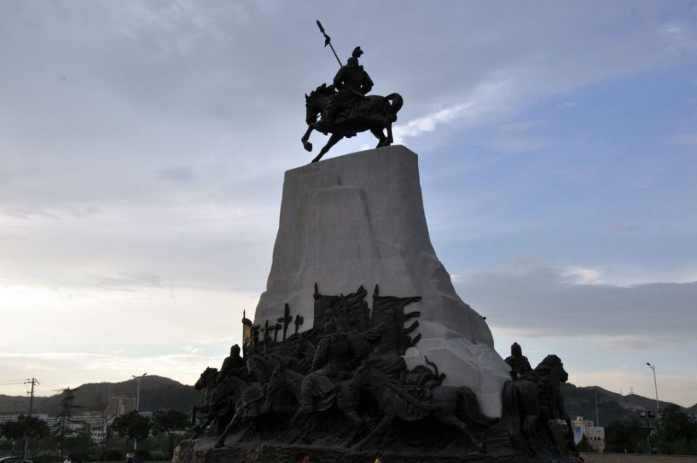 十七岁,拜骠姚校尉,追随大将军卫青,率领八百骁骑深入大漠,大破匈奴