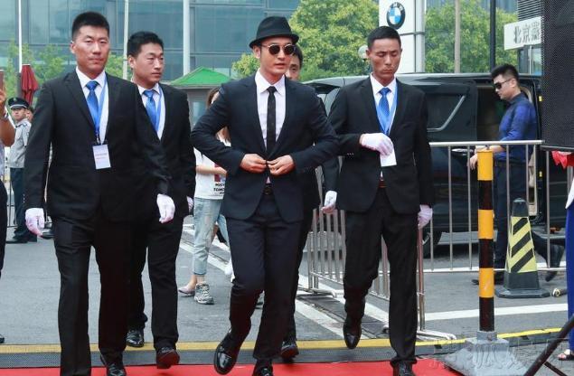 刘忠巍曾经是黄晓明的贴身保镖,一直保护着黄晓明的安危,我们都知道