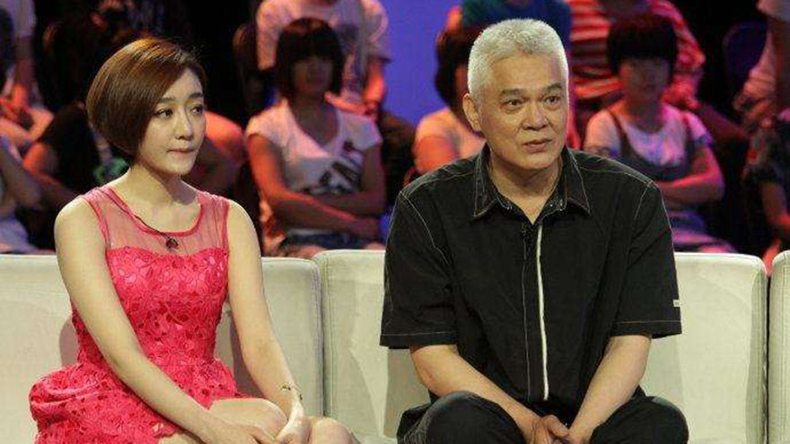 在离开申军谊后,贾妮嫁给了现任丈夫谢晓幸,后者现在是上海一家德国