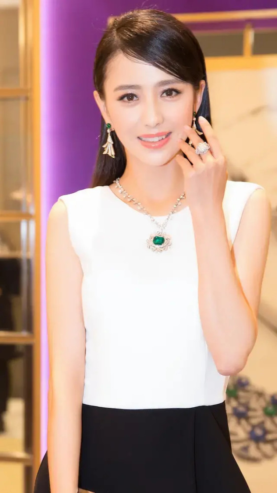 佟丽娅笑起来真好看好特别的小虎牙