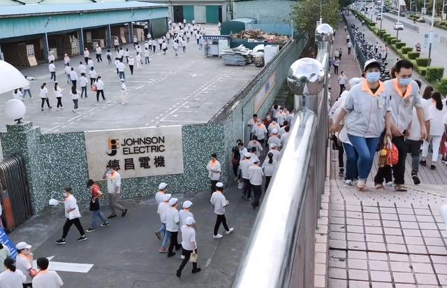 深圳沙井德昌电机上下班员工排成长队据说用不了要搬迁江门