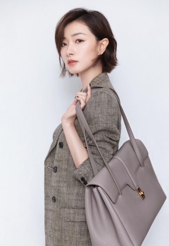 万茜不愧是姬圈扛把子穿卡其色工装配短发英气不输男明星