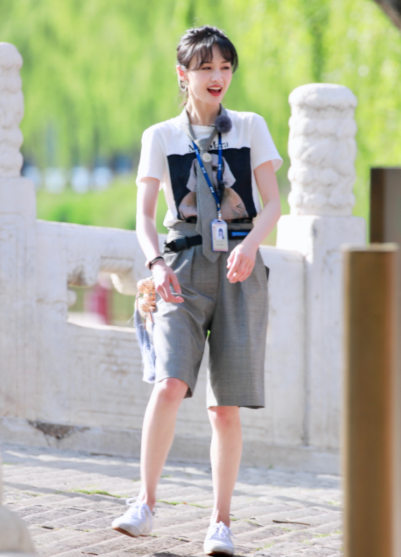 难怪郑爽粉丝不让减肥!穿上显胖五分裤,像两根筷子一样