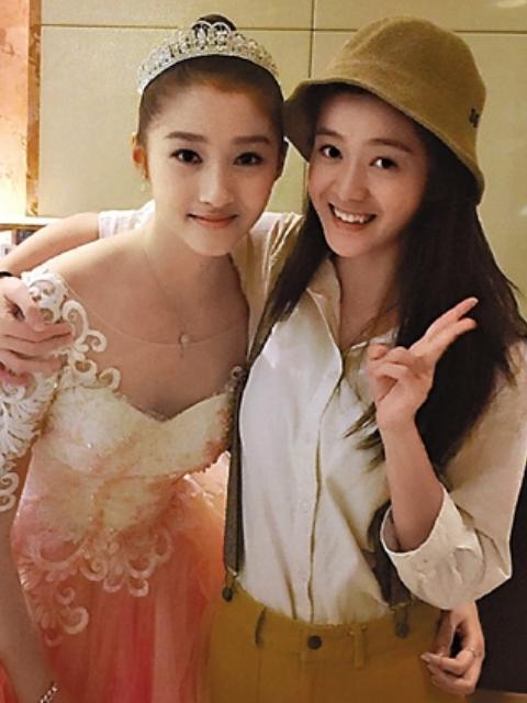 关晓彤和谁合影身高大长腿都稳赢唯独遇到她瞬间气场全无