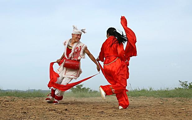 腰鼓舞是流行於陝北地帶的傳統民間舞蹈,往往都是幾十人,甚至是幾百人