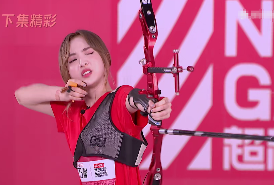 表情管理|硬糖少女节目集体射箭，赵粤失去表情管理，陈卓璇这是偷偷练过？