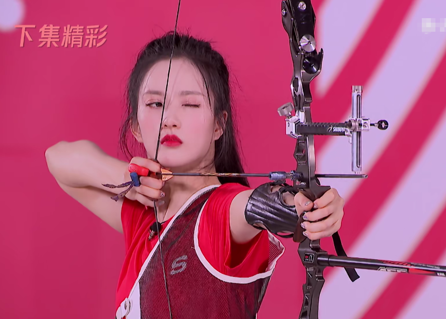 表情管理|硬糖少女节目集体射箭，赵粤失去表情管理，陈卓璇这是偷偷练过？
