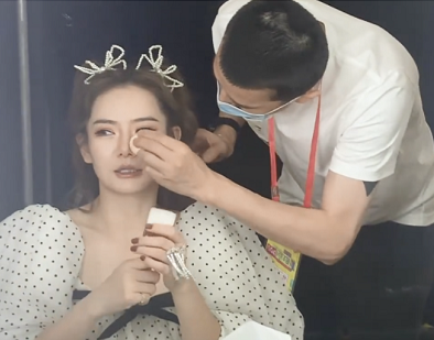 戚薇|工作人员给戚薇化妆，却不敢使劲碰她的鼻子，真害怕会突然变形