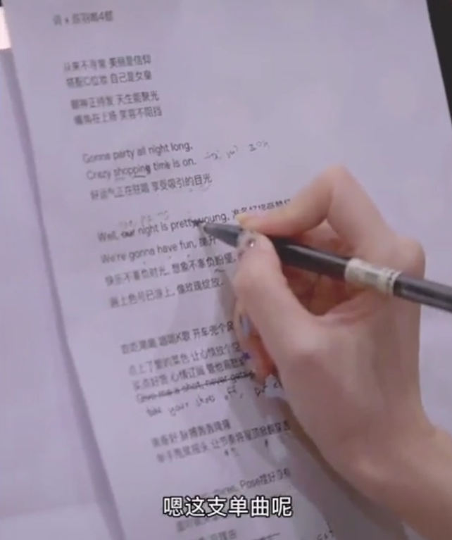 李小璐|李小璐被曝将以歌手身份重新出道，目前正在筹备中