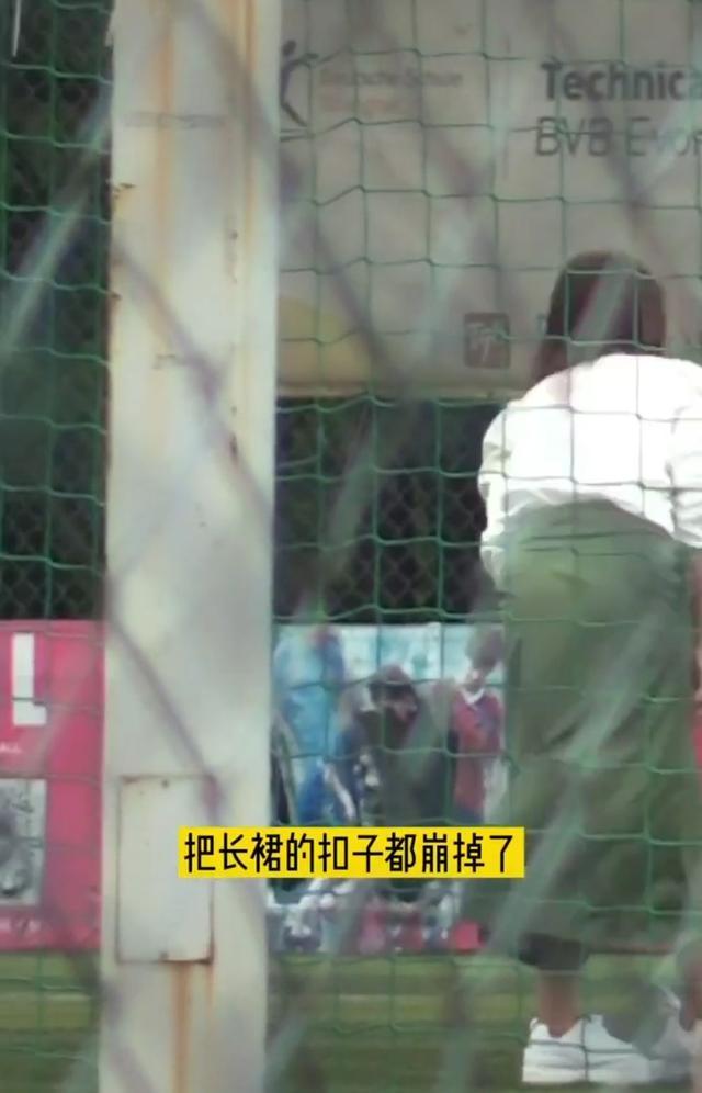 刘涛|太顾家！网友偶遇刘涛拍戏空档陪孩子踢球，把裙子崩坏都不停