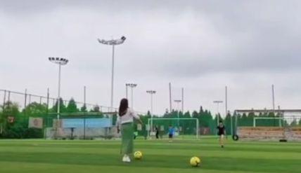 刘涛|太顾家！网友偶遇刘涛拍戏空档陪孩子踢球，把裙子崩坏都不停