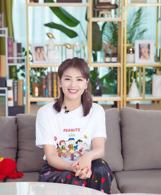 刘涛|太顾家！网友偶遇刘涛拍戏空档陪孩子踢球，把裙子崩坏都不停