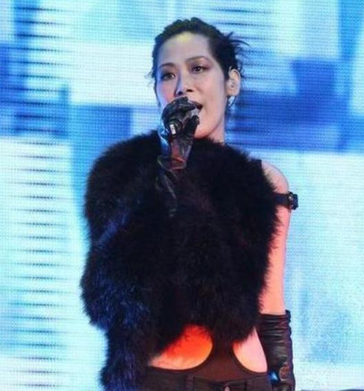 关淑怡|“命苦”的关淑怡，跟和尚生子16年后，街头近照惹人怜，今怎样了