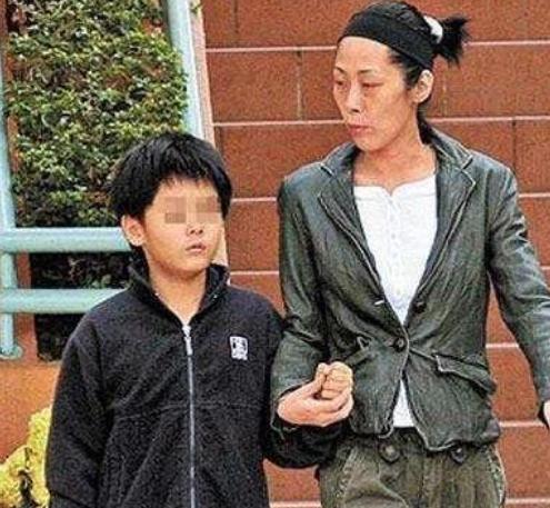 关淑怡|“命苦”的关淑怡，跟和尚生子16年后，街头近照惹人怜，今怎样了