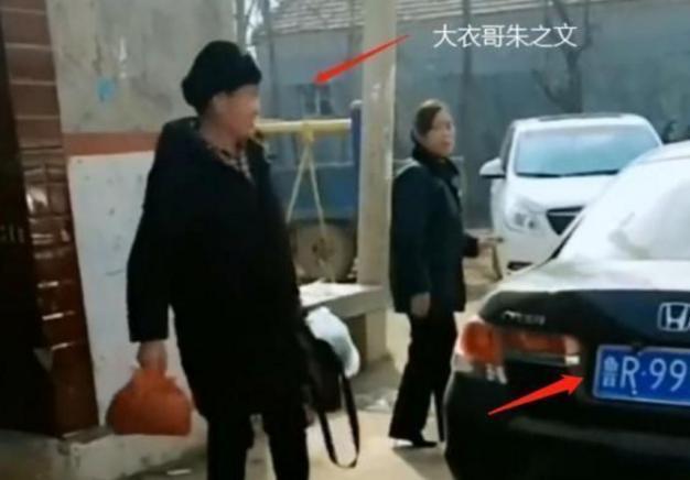 朱之文|“大衣哥”朱之文又换新车，不仅车牌是“999”，还有私人司机