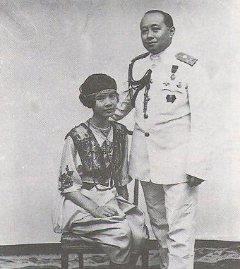 拉玛六世婚姻十分有趣,开始因恋母不肯结婚,后来40岁结婚,连娶几妻