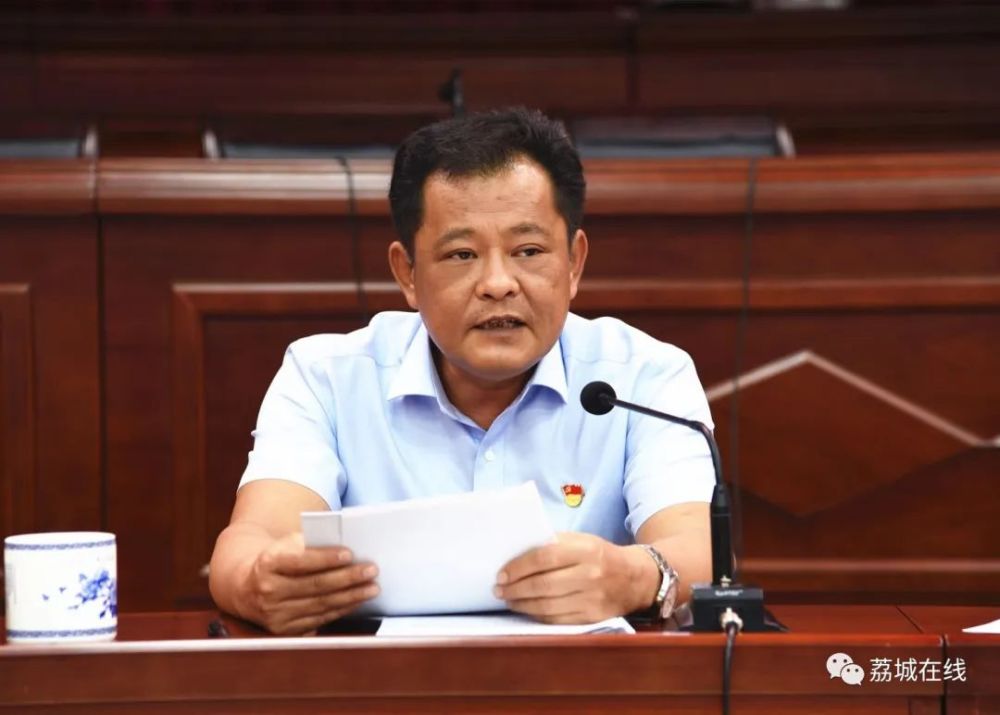 区委书记杨朝东传达优化营商环境相关文件,有关批示精神,并对全区经济