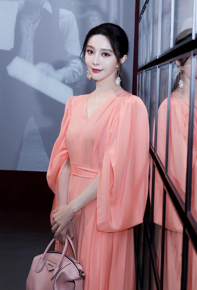 范冰冰久违出席活动,穿粉色长裙配水钻凉鞋,白皙皮肤让人羡慕