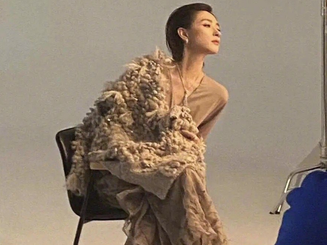 万茜|万茜伤后复工现身摄影棚，精神状态良好，胳膊特意用枕头保护！