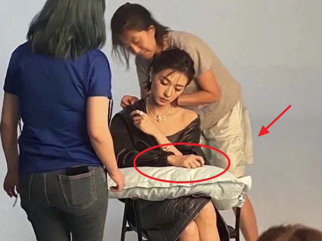 万茜|万茜伤后复工现身摄影棚，精神状态良好，胳膊特意用枕头保护！