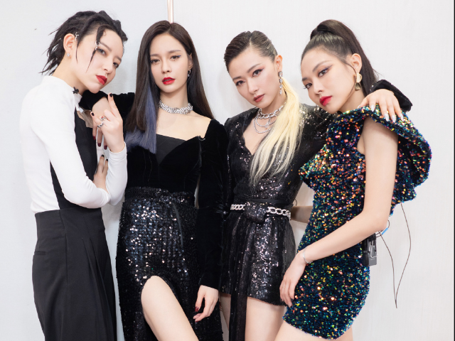 万茜|万茜伤后复工现身摄影棚，精神状态良好，胳膊特意用枕头保护！