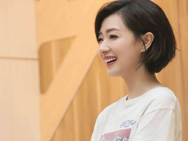 万茜|万茜伤后复工现身摄影棚，精神状态良好，胳膊特意用枕头保护！