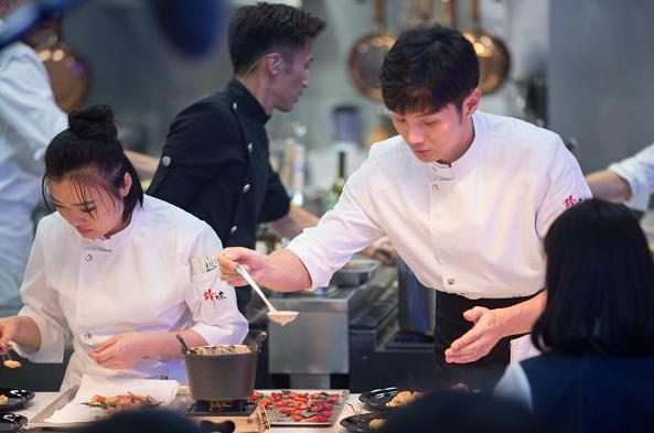 李荣浩|杨丞琳连菜都不会切？自曝家中厨房还是样板屋，老公李荣浩是大厨