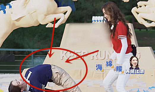 《奔跑吧》孟美岐玩游戏被baby推倒,再现绝世海绵腰,引全场惊呼