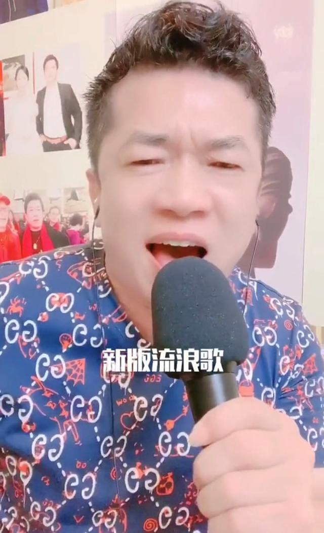 一首《流浪歌》唱了23年,今54岁陈星出镜,妻子韵味十足不输女星