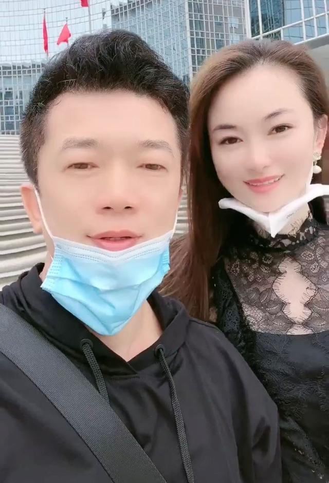 一首流浪歌唱了23年今54岁陈星出镜妻子韵味十足不输女星