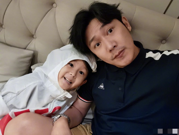 陆雨萱|陆毅久违与两女儿同框，贝儿暴风长大身高超爸爸肩膀，小长腿抢镜