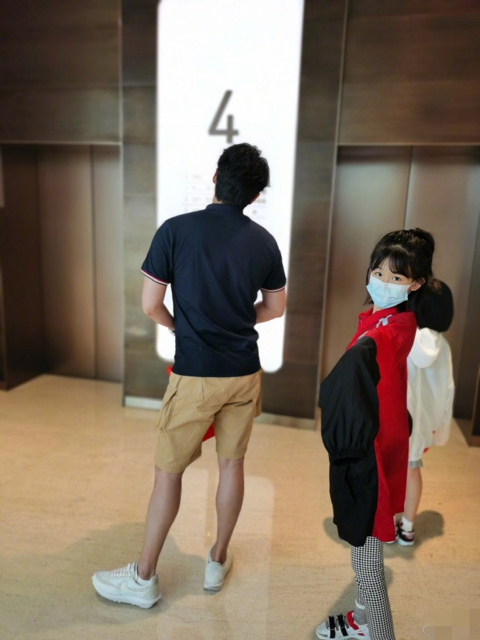 陆雨萱|陆毅久违与两女儿同框，贝儿暴风长大身高超爸爸肩膀，小长腿抢镜