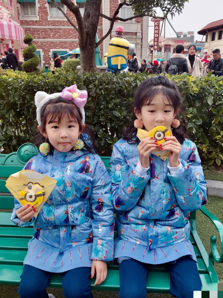 陆雨萱|陆毅久违与两女儿同框，贝儿暴风长大身高超爸爸肩膀，小长腿抢镜