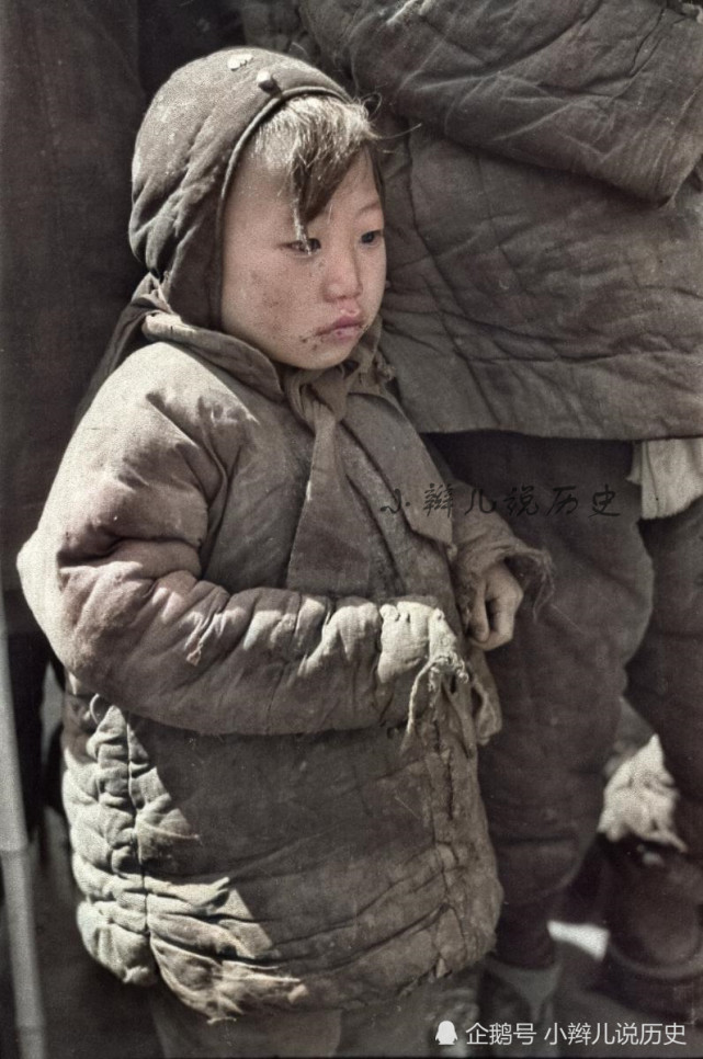 直击心灵的1942河南大饥荒彩色老照片,孤儿被扔在路边,眼泪哭干