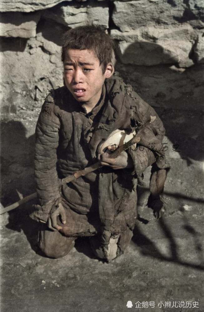 直击心灵的1942河南大饥荒彩色老照片孤儿被扔在路边眼泪哭干