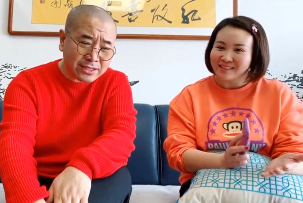 王小利|王小利退出《乡村爱情13》后首亮相，与娇妻秀恩爱，不演刘能也罢