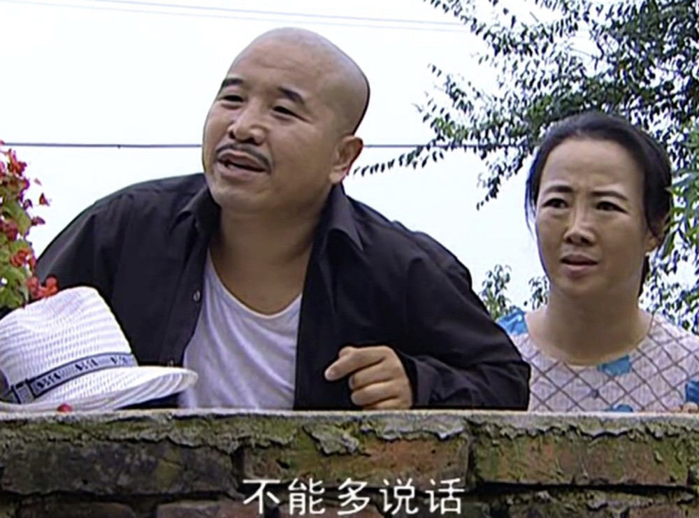 王小利|王小利退出《乡村爱情13》后首亮相，与娇妻秀恩爱，不演刘能也罢