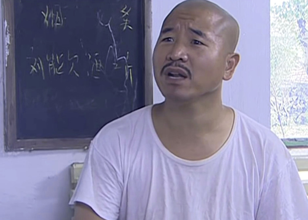 王小利|王小利退出《乡村爱情13》后首亮相，与娇妻秀恩爱，不演刘能也罢