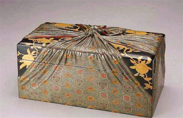 文物|老汉无意中捡到一堆破布，被儿子20元卖掉买酒喝，如今估值4个亿