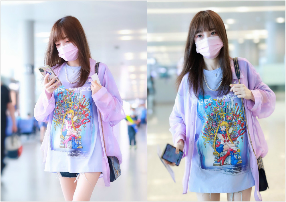 李小璐|李小璐现身，穿T恤配紫色衬衫玩下衣失踪，秀“漫画腿”依旧少女