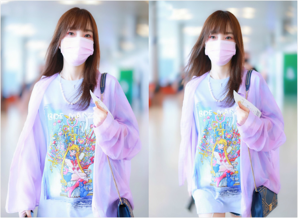 李小璐|李小璐现身，穿T恤配紫色衬衫玩下衣失踪，秀“漫画腿”依旧少女