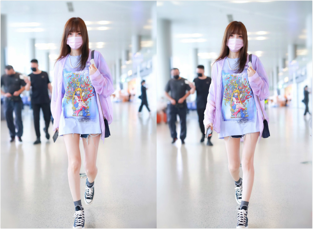 李小璐|李小璐现身，穿T恤配紫色衬衫玩下衣失踪，秀“漫画腿”依旧少女