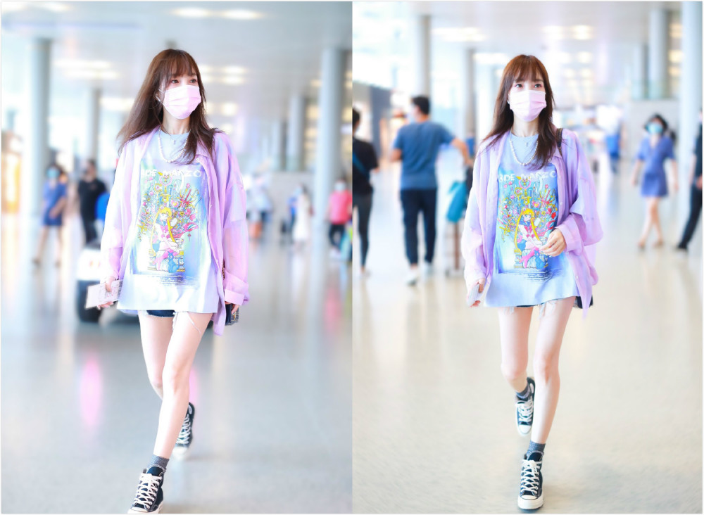 李小璐|李小璐现身，穿T恤配紫色衬衫玩下衣失踪，秀“漫画腿”依旧少女