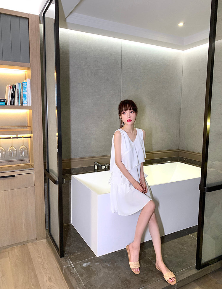 李小璐|李小璐现身，穿T恤配紫色衬衫玩下衣失踪，秀“漫画腿”依旧少女